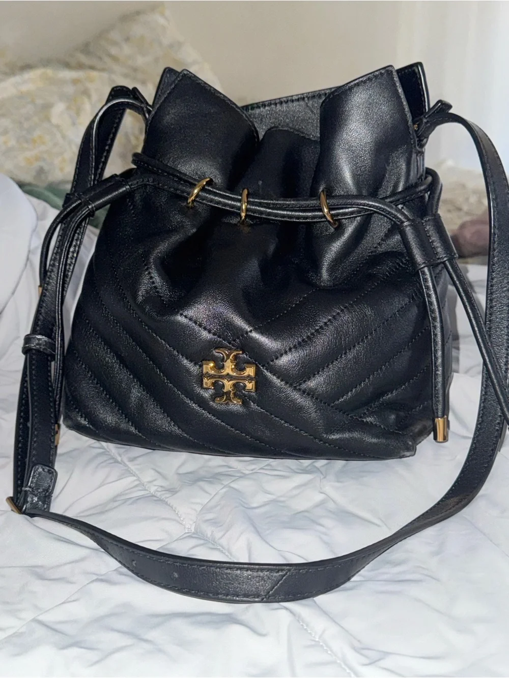 Tory Burch Kira Chevron Mini Bucket Bag in Black with brushed-gold hardware. 🖤